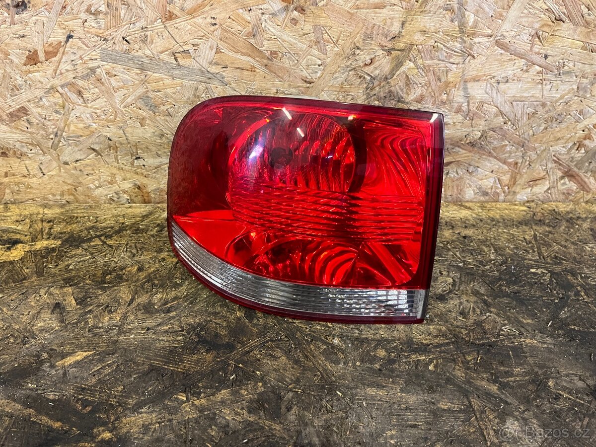 ZADNÍ LEVÉ VNĚJŠÍ SVĚTLO VOLKSWAGEN TOUAREG 7L