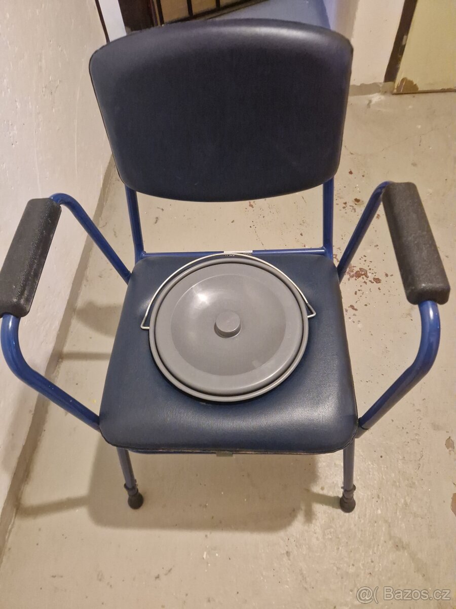 Toaletní židle s odnímatelnými područkami