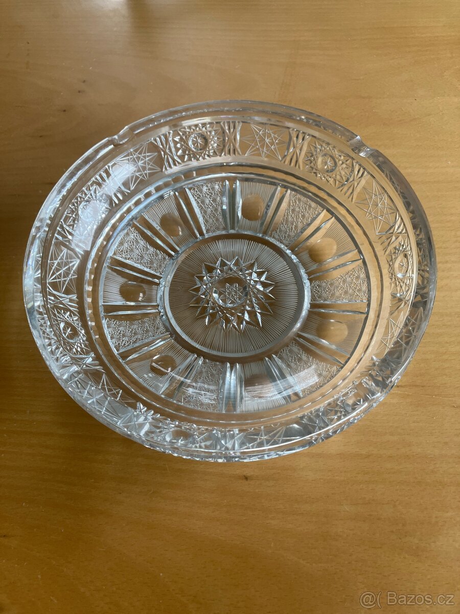 Popelník z broušeného skla