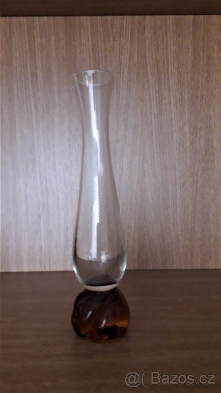 Skleněná foukaná váza