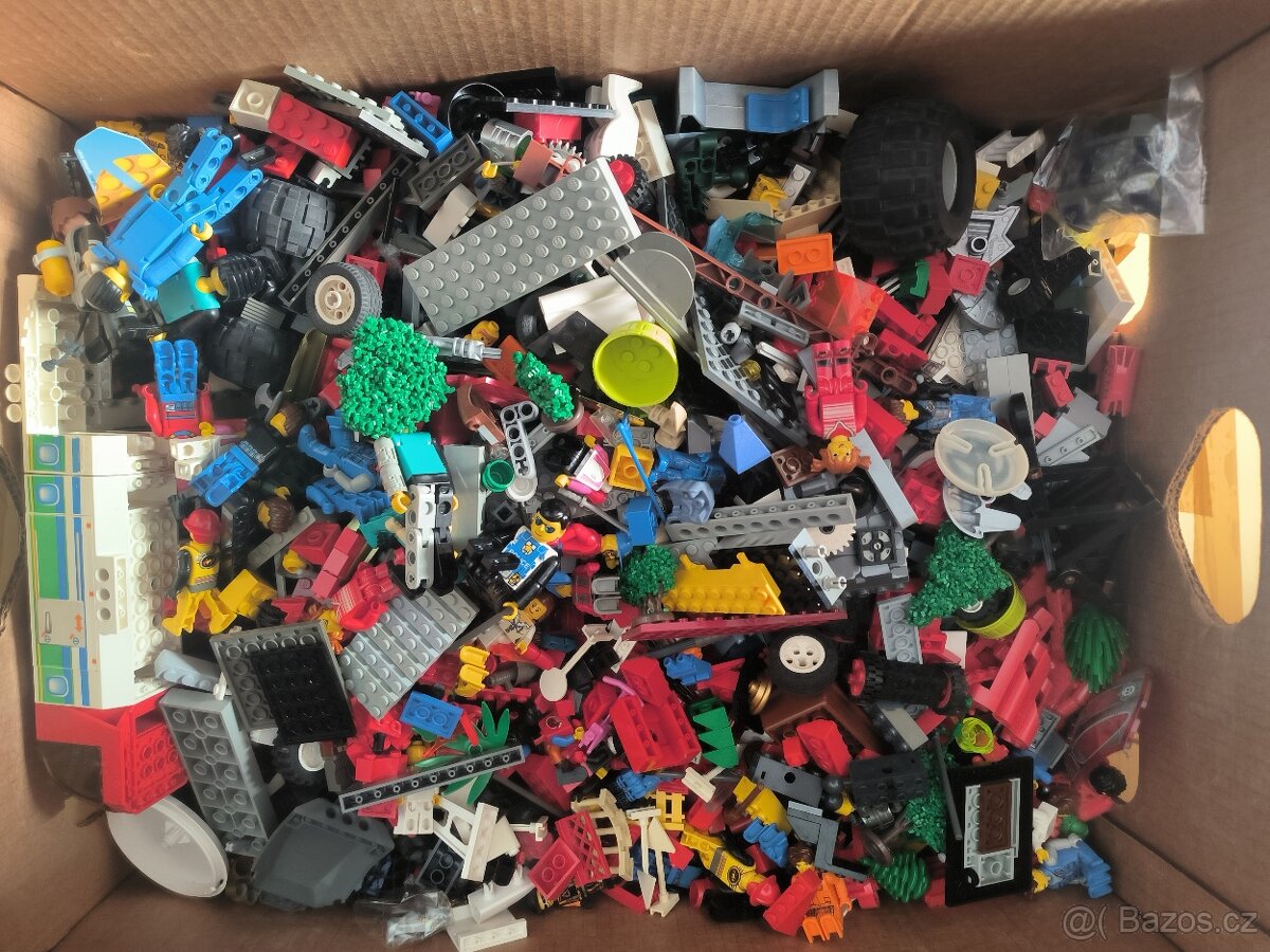 Lego + duplo mix v 10 krabicích od banánu cca 70 kg