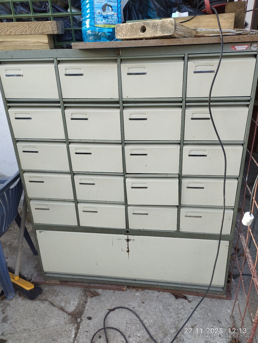 Velká plechová skříň s šuplaty, kartotéka