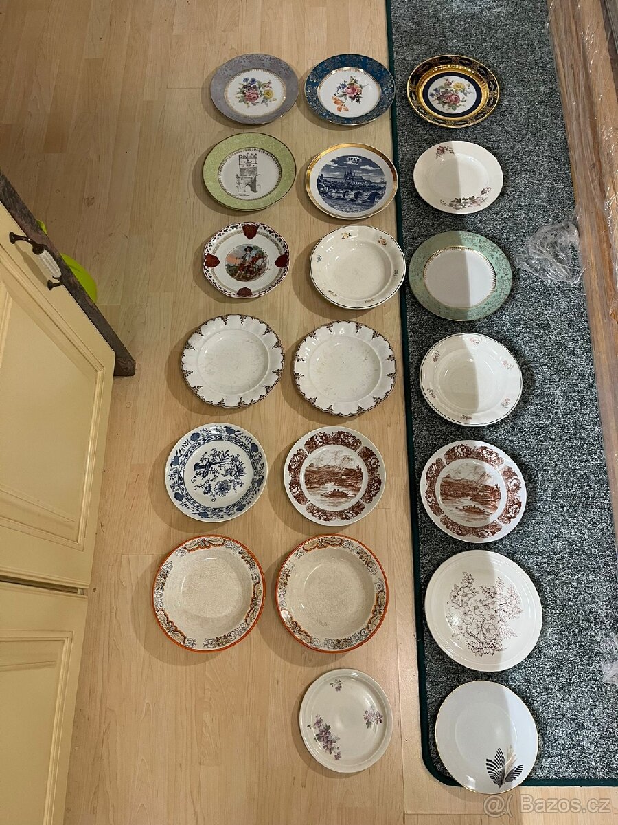 Různé staré talíře na výstavu nebo doplnění setu