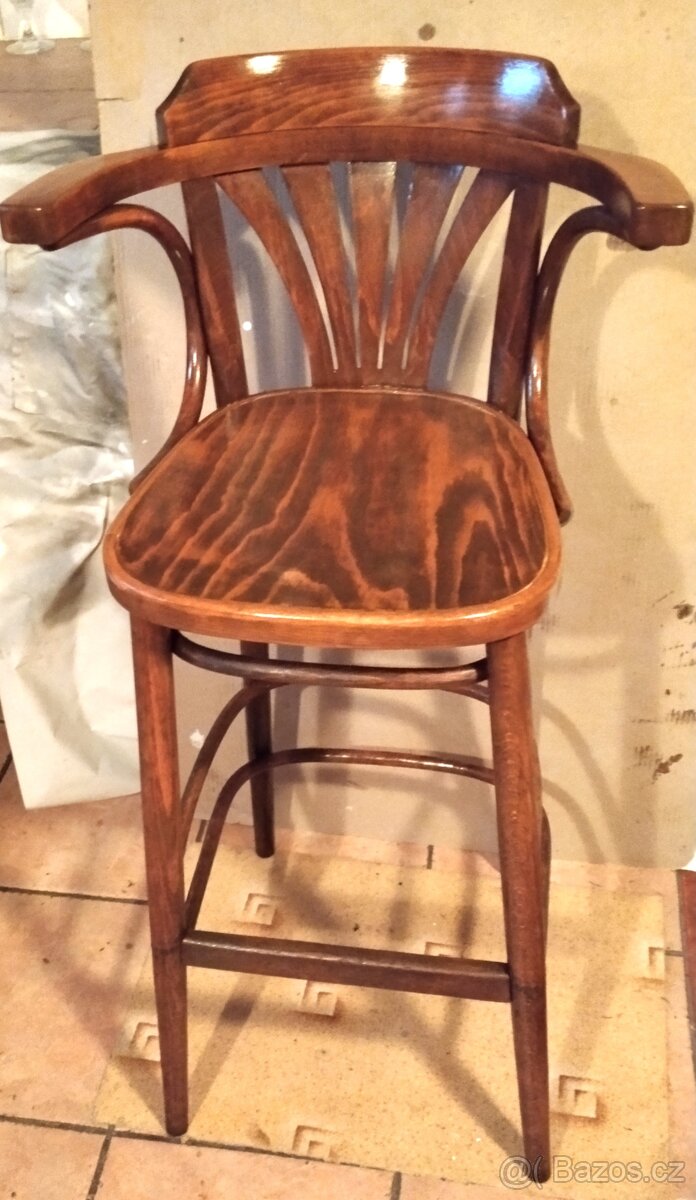 Nabízím starožitnou bar. židličku Thonet 135 rok 1940/50