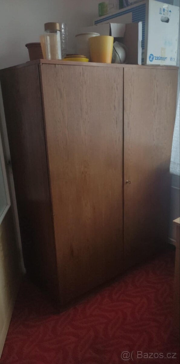 Sleva při rychlém jednání.Šatní tyčové skříně, retro, masiv