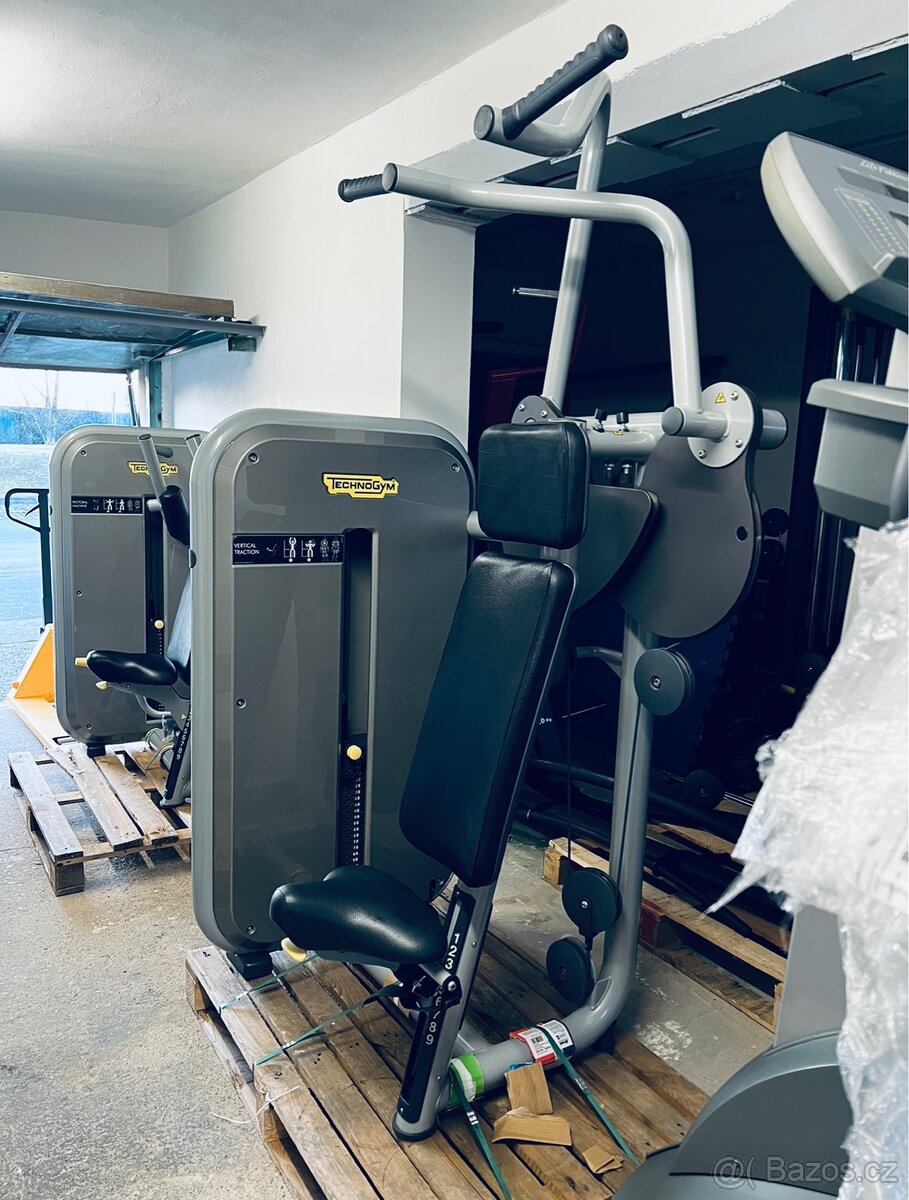 Profi fitness stroj Technogym - Pull down machine