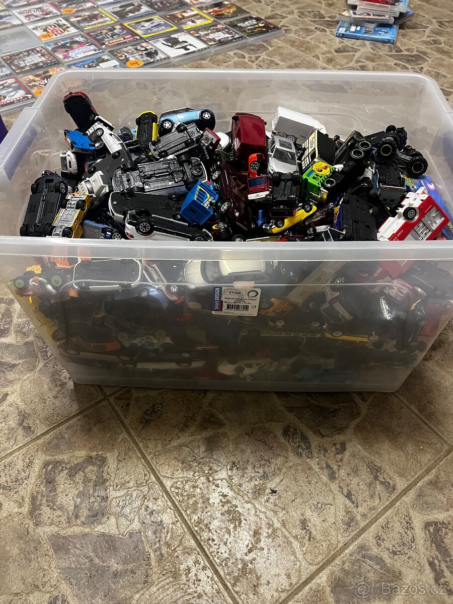 Krabice plná autíček , Hotwheels, Matchbox atd.