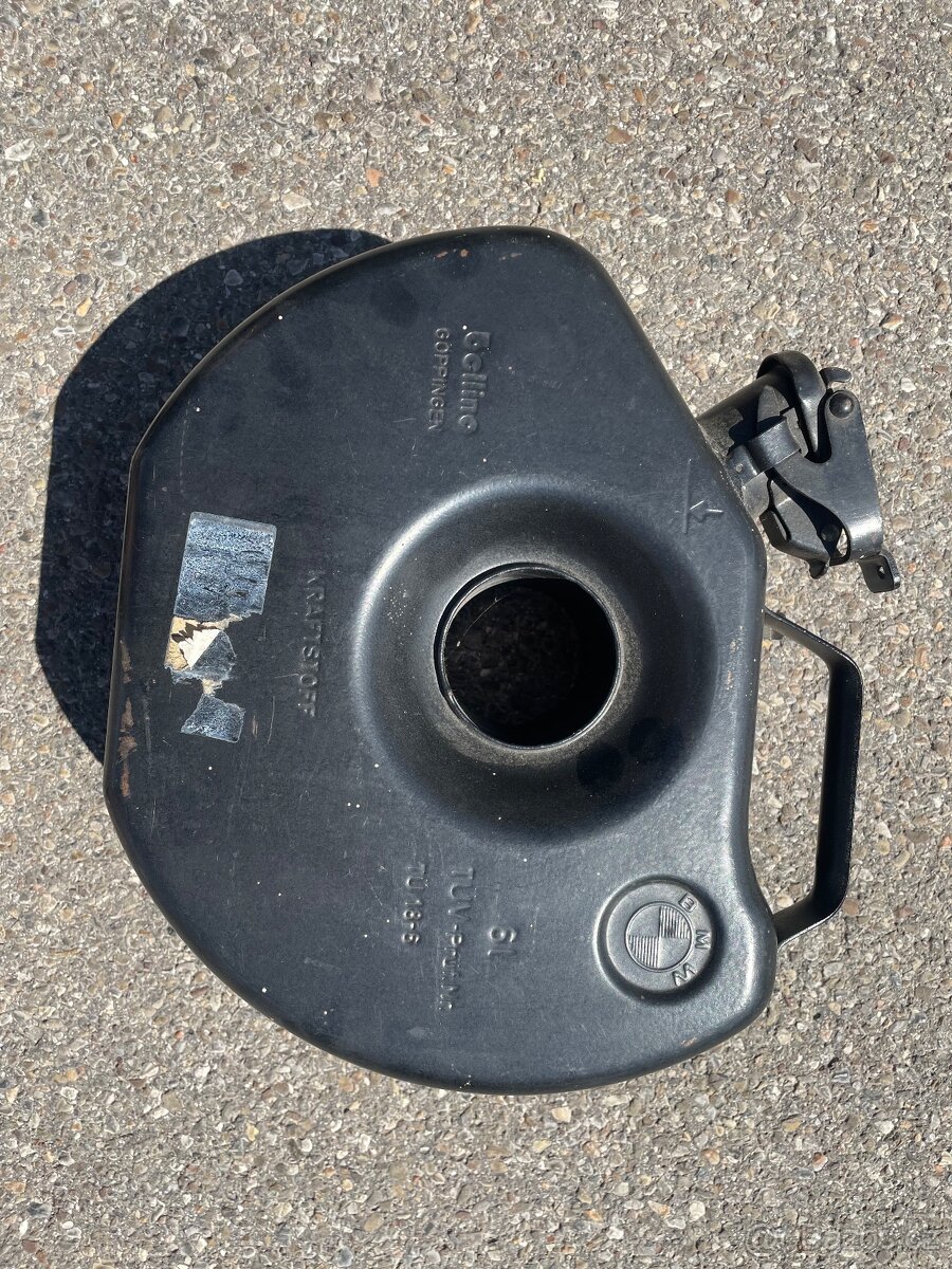 BMW e30 kanystr do rezervního kola 14’ a větší