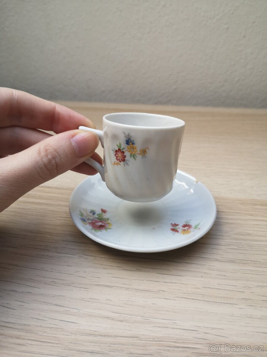 Porcelánový šálek s podšálkem – mini, květinový motiv