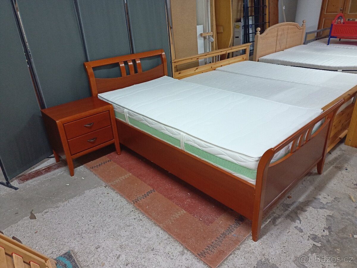 Prodám krásnou bytelnou postel 100 x 200 cm s nočním stolkem