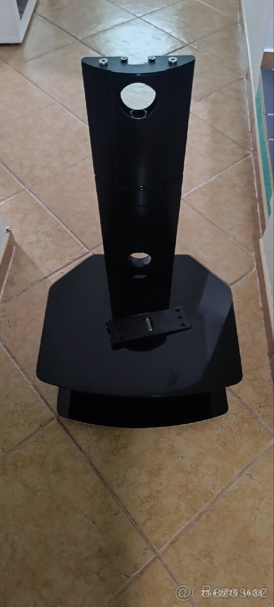 Sklěněna police pod televizi