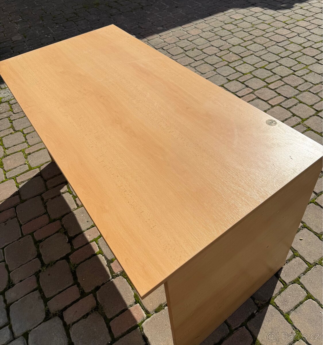 Stůl dřevotříska za odvoz