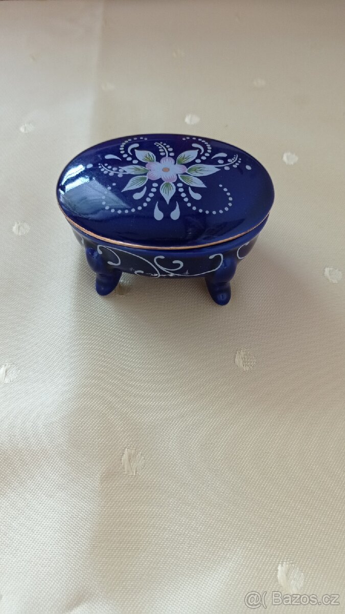 Porcelánová dóza