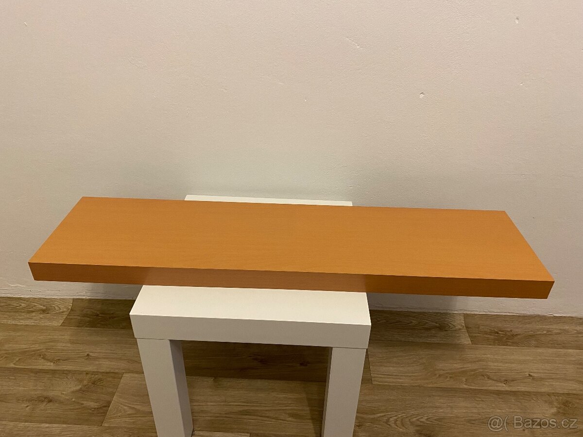 Nástěnná police se skrytým kováním