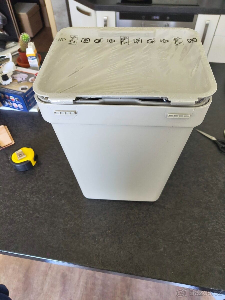 Koš s víkem IKEA HALLBAR 10L