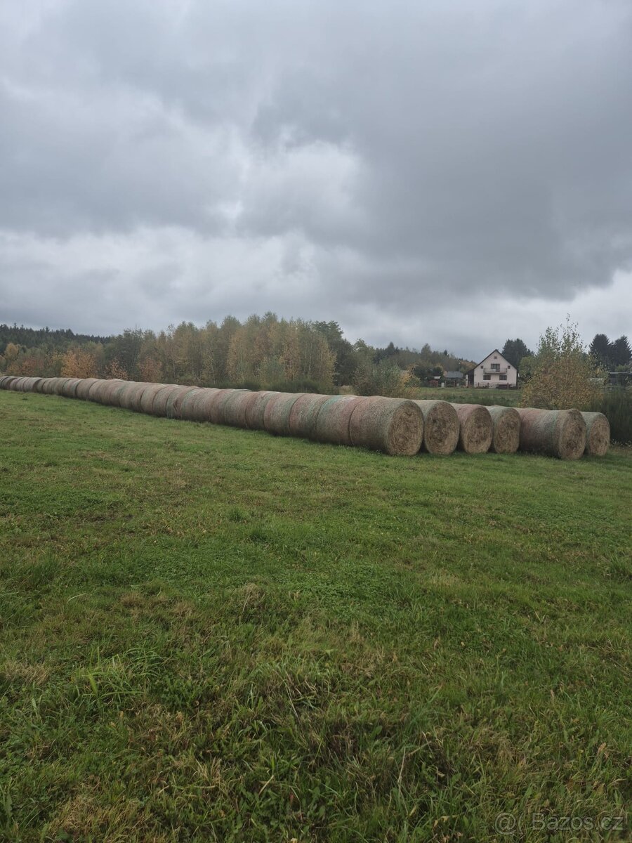 Kulaté balíky sena