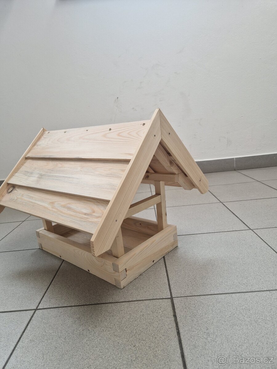Dřevěné krmítko pro ptáky - ruční výroba