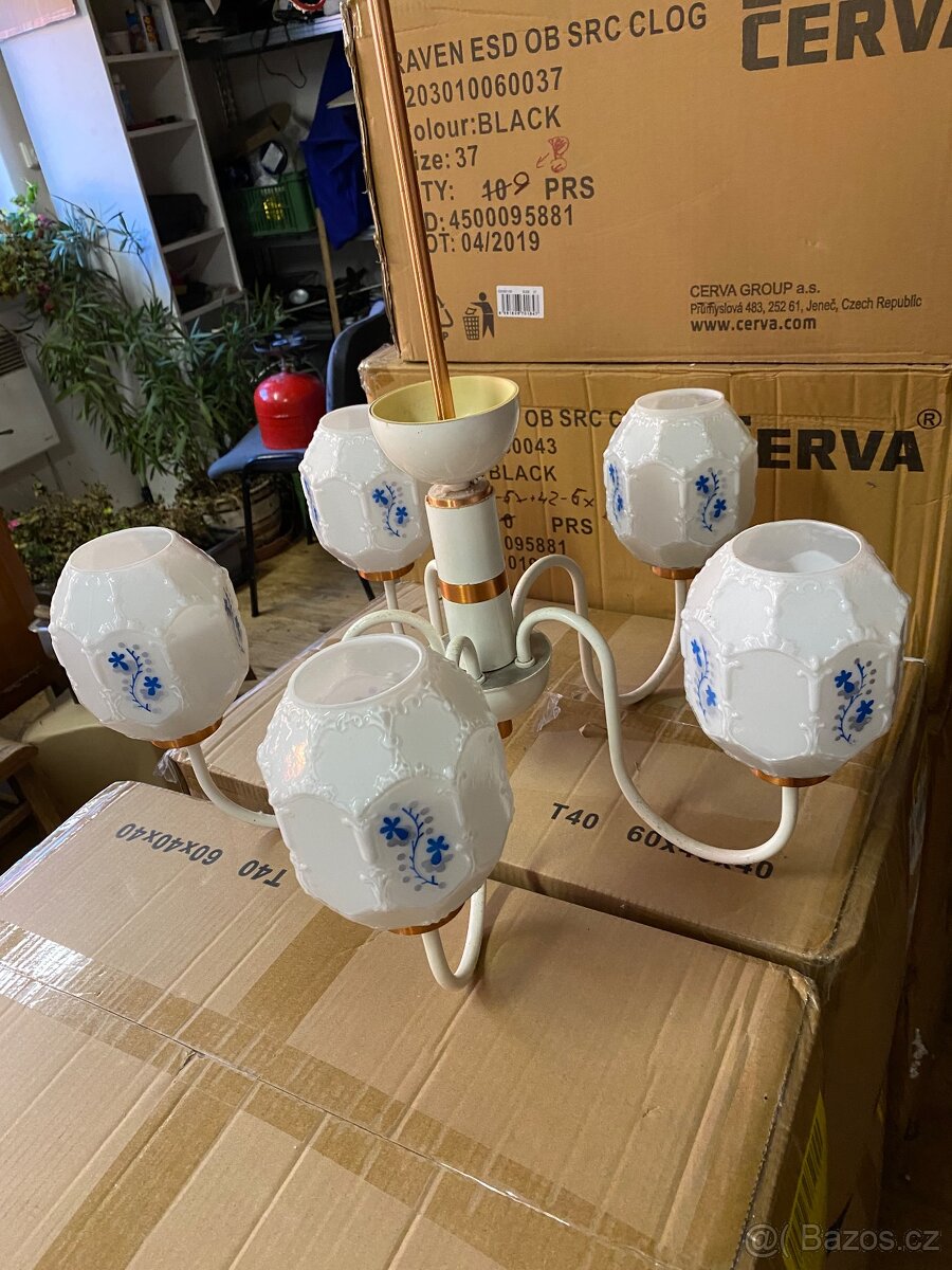 Lustr a dvě lampičky