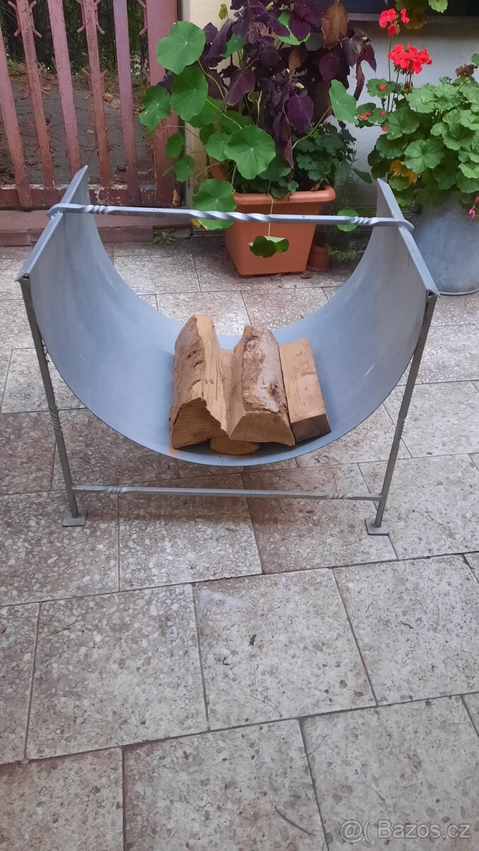 Stojan na krbové dřevo