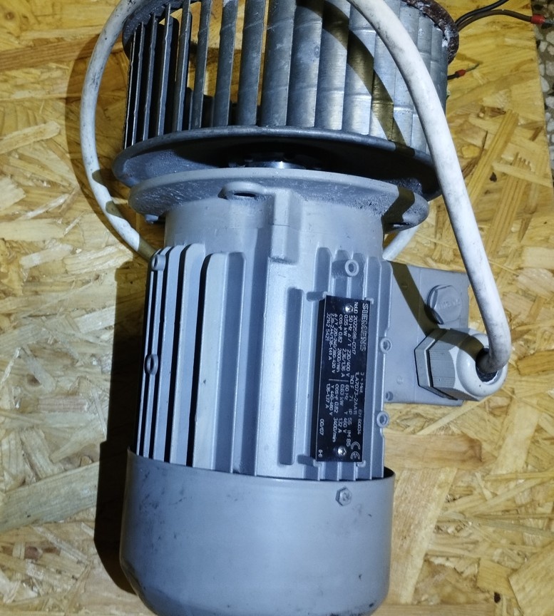 Motor SIEMENS 0,55kW, 3x400V s vrtulí