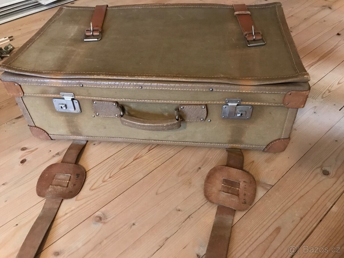starý vojenský kufr, kožené popruhy