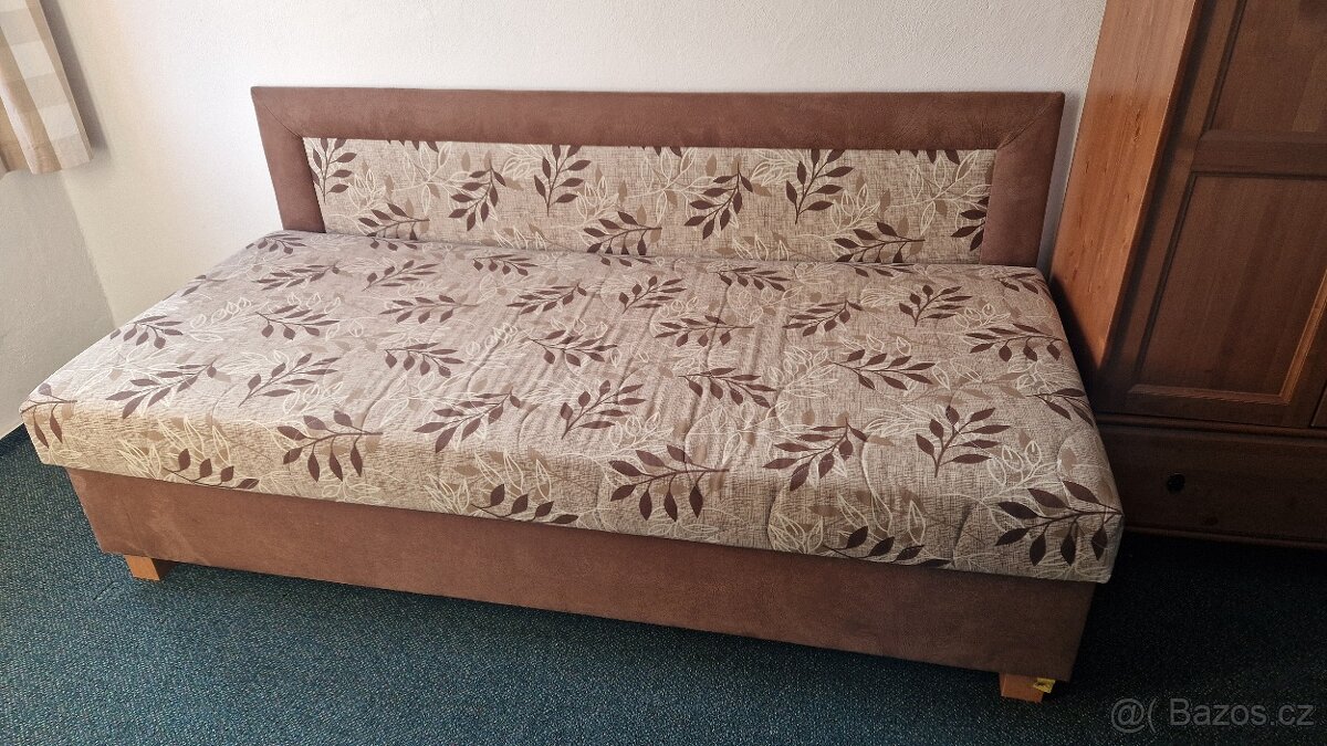 Postel s úložným prostorem
