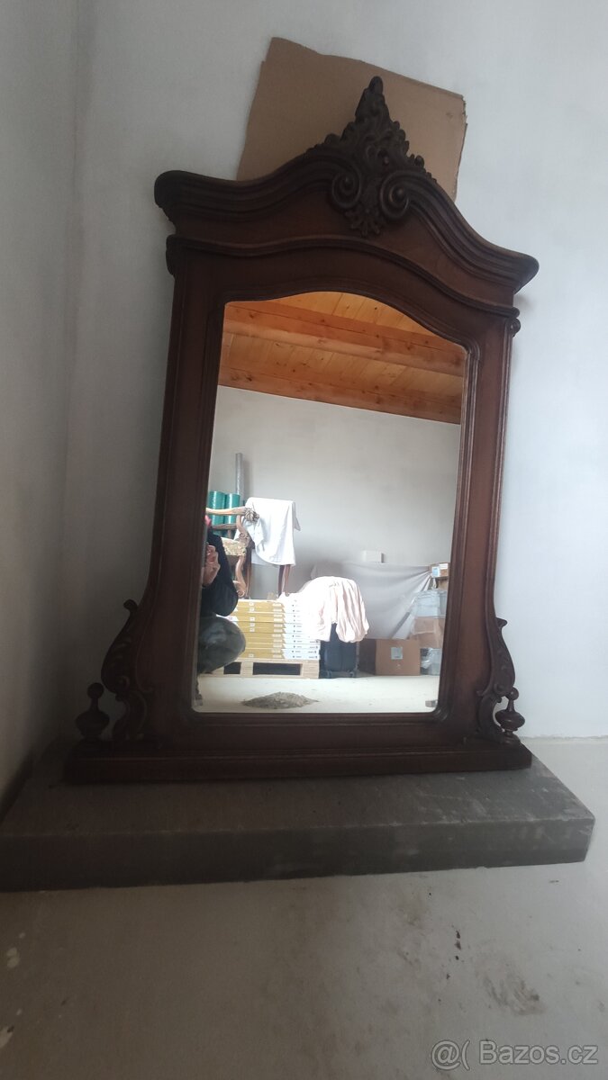 Starožitné řezbované zrcadlo