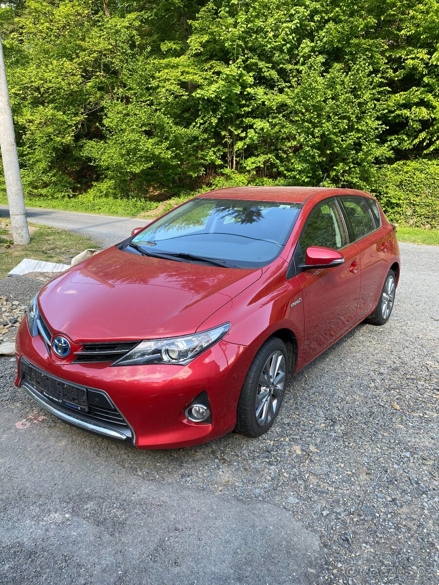 Toyota Auris 1.8 hybrid TOP STAV