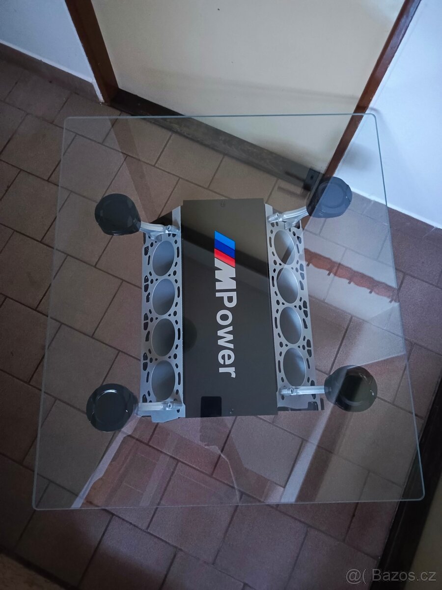 Konferenční stolek z bloku motoru V8..