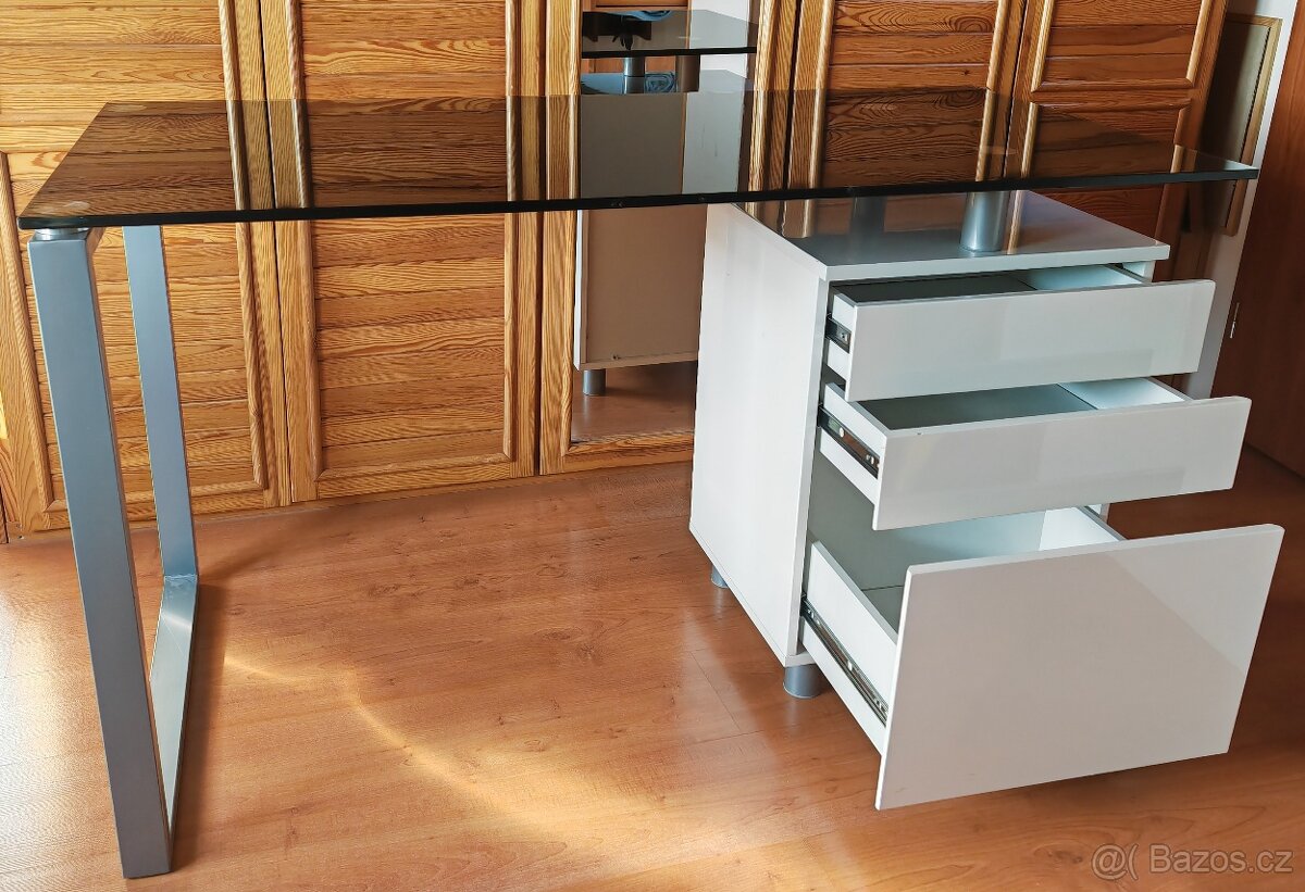 Skleněný psací stůl 130 × 62 × 75 cm