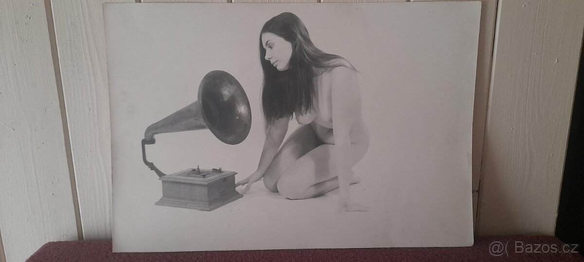 ORIGINÁL UMĚLECÉ FOTO AKT S GRAMOFONEM OD FOTOGRAFA J. GOLDS