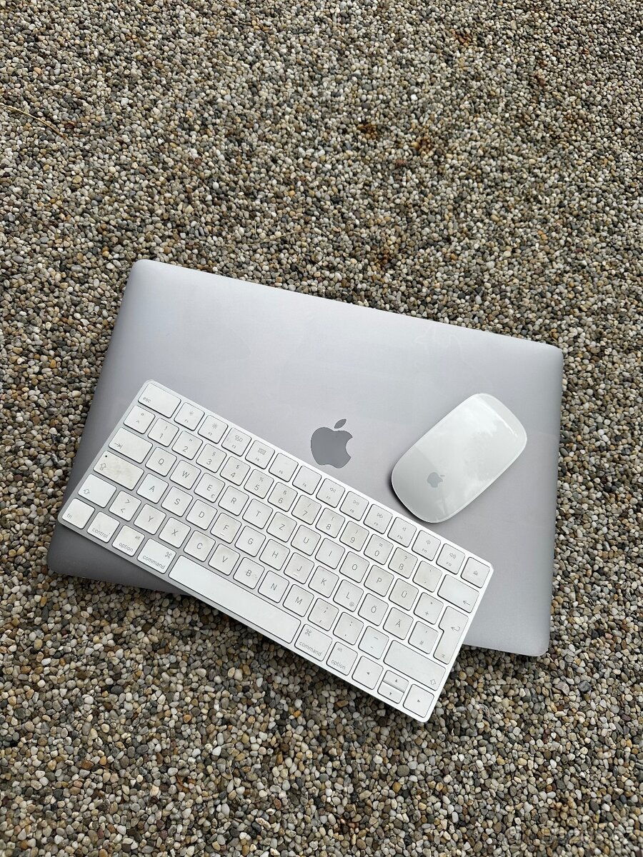 MacBook Pro 15” 2018, mouse, keyboard, sequoia