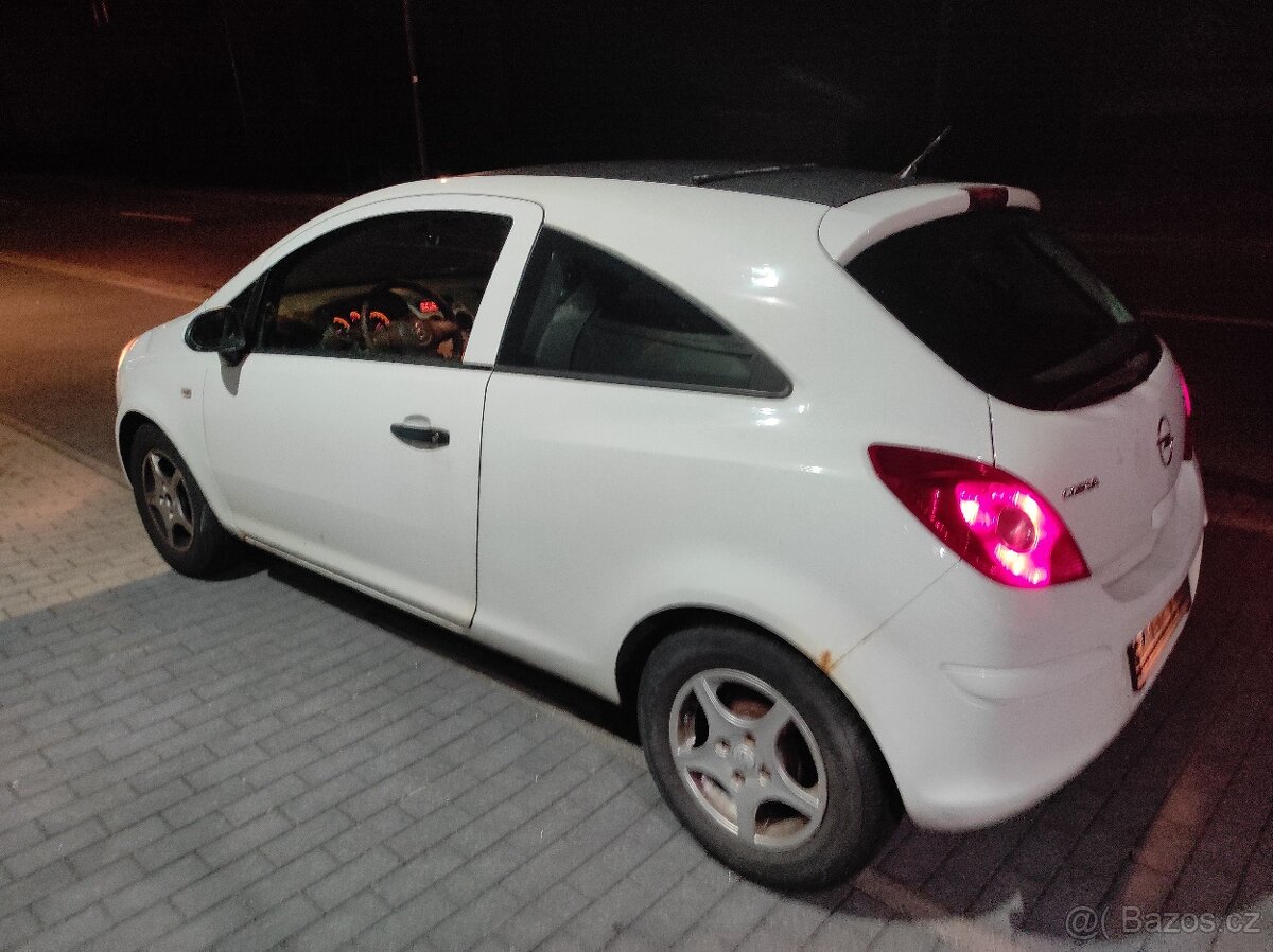 Opel Corsa D pojízdná na přihlášení