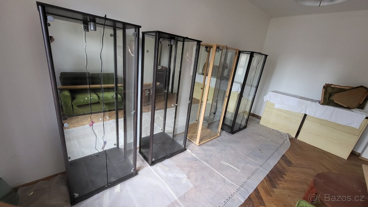 Skleněné vitríny – 3 ks – elegantní provedení, podsvícené