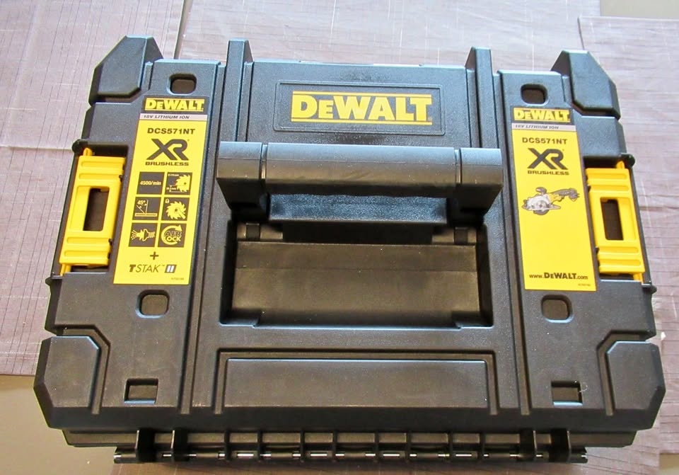DeWalt 18V aku okružní pila DCS571NT