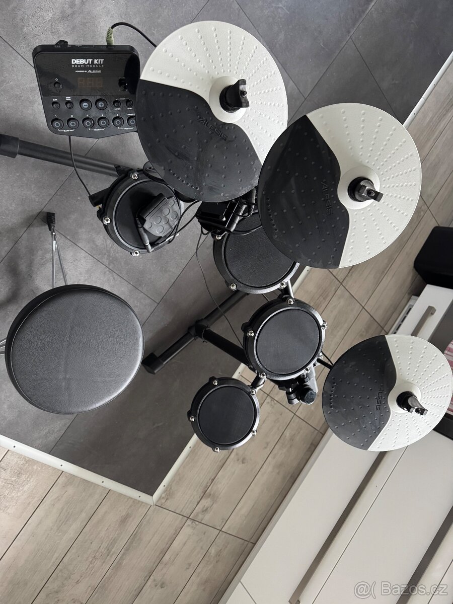 elektronická bicí souprava Alesis Debut Kit.+ stolička