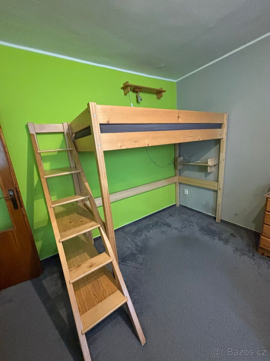 Patrová postel s policovými schody