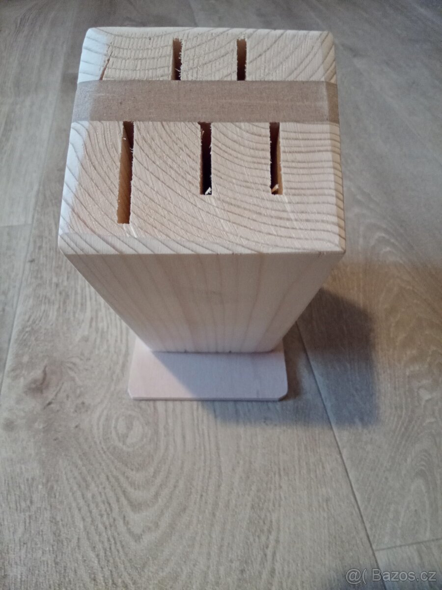 Nový dřevěný stojan/blok na nože