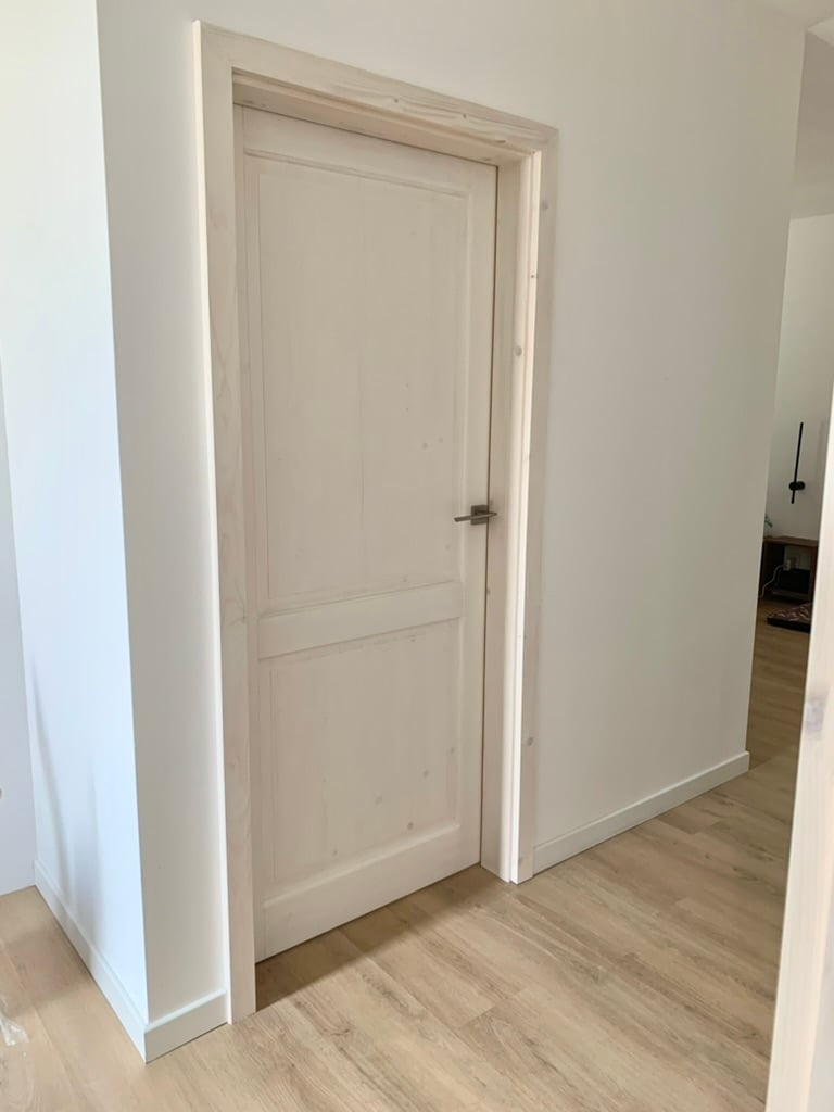 Lakované smrkové masivní dveře včetně zárubní a kování