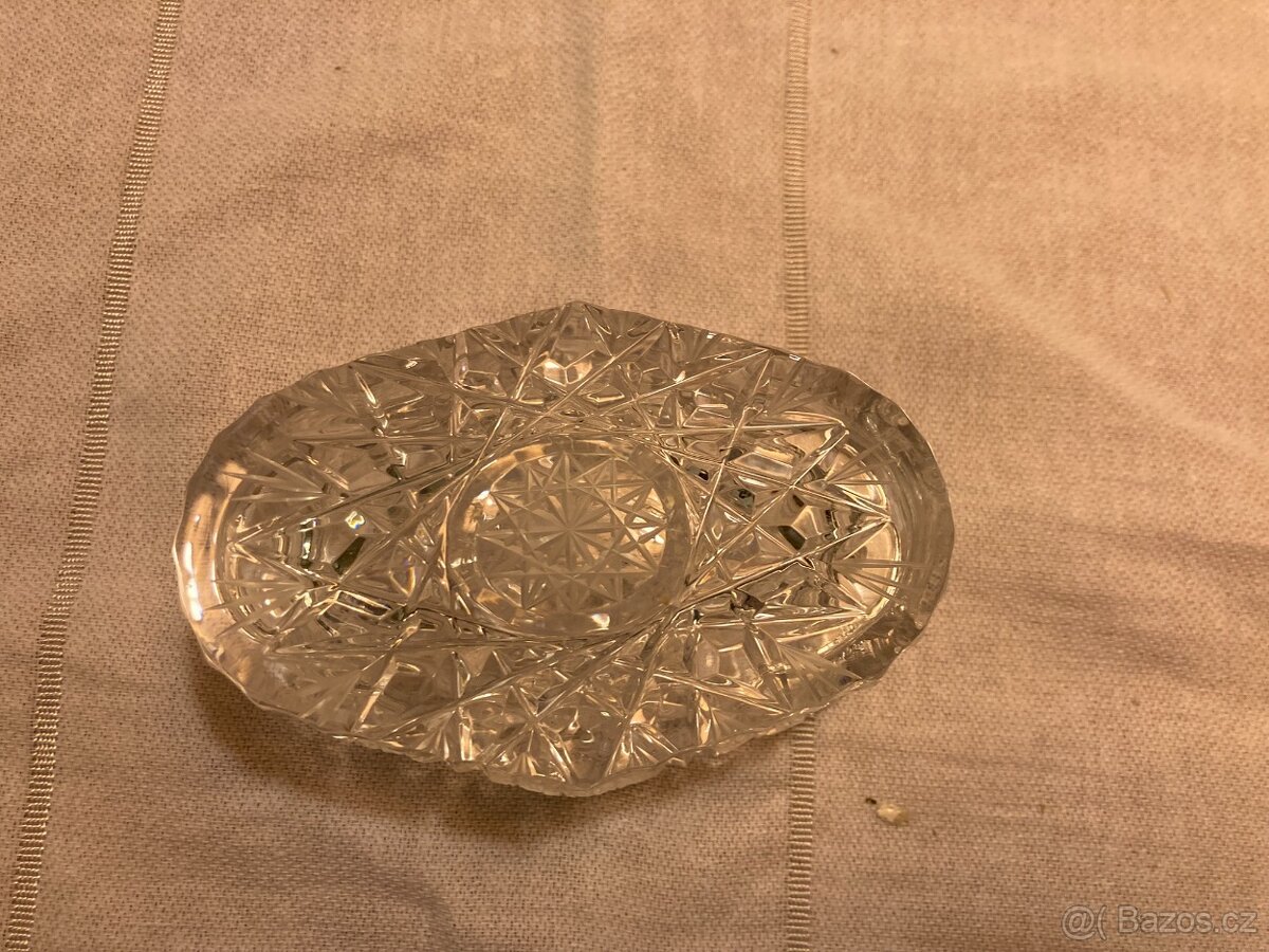 dóza s víkem z broušeného skla