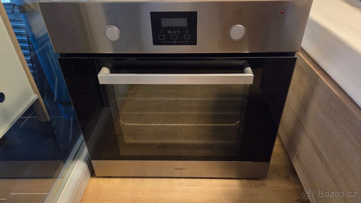 Horkovzdušná vestavná trouba