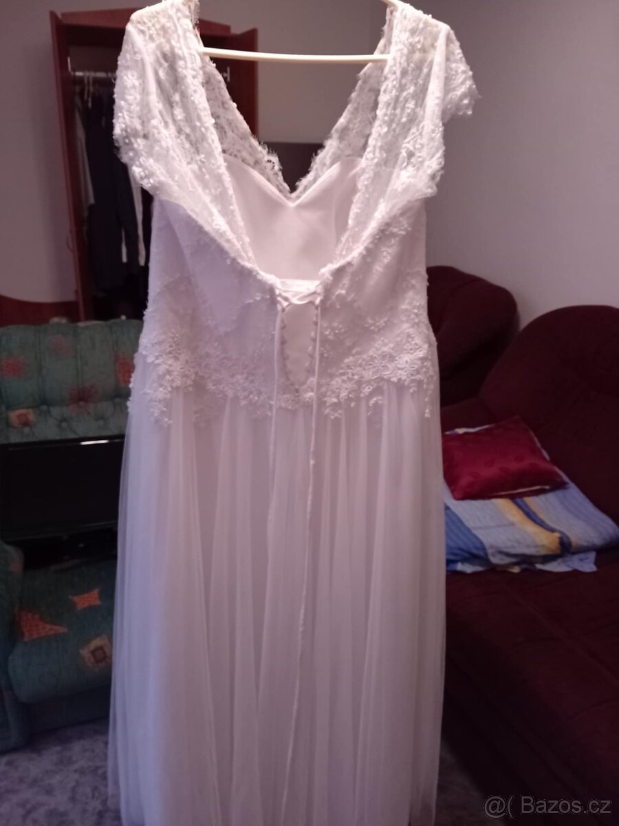 Prodám 3x šaty a 2x páry bot (svatební a plesové) + doplňky