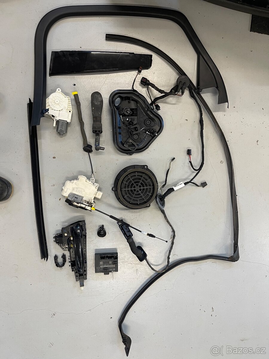 Prodám díly z pravých zadních dveří Audi A6 C7 sedan