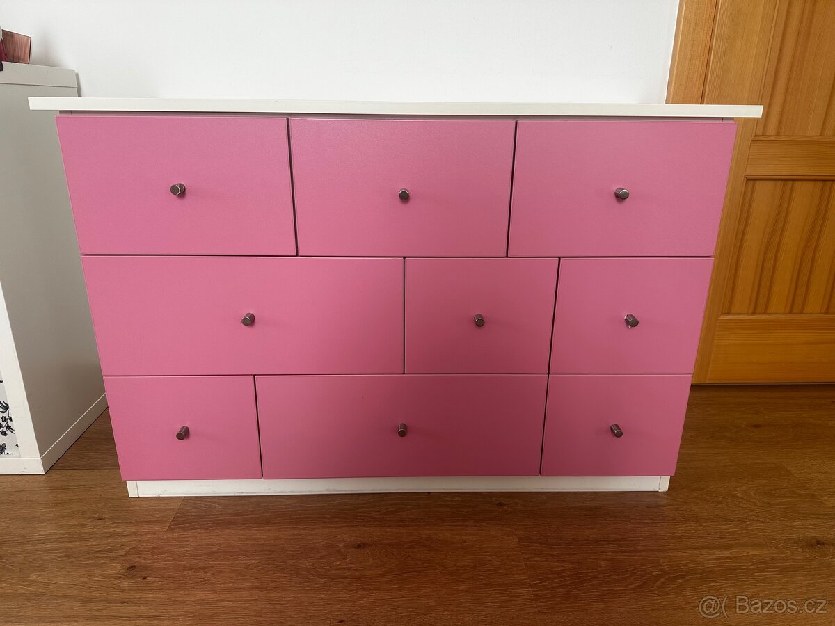 Růžová komoda