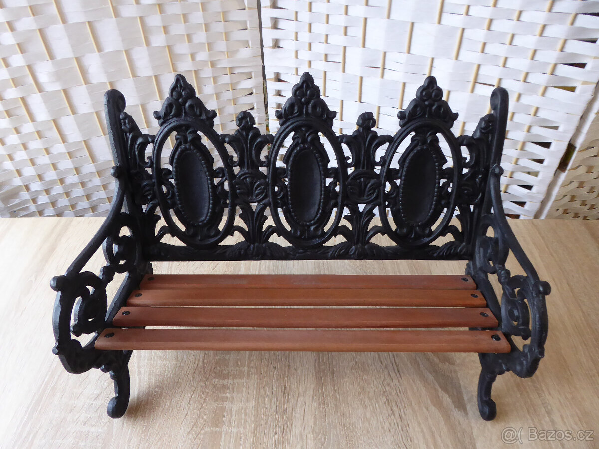 Litinová lavička pro panenky