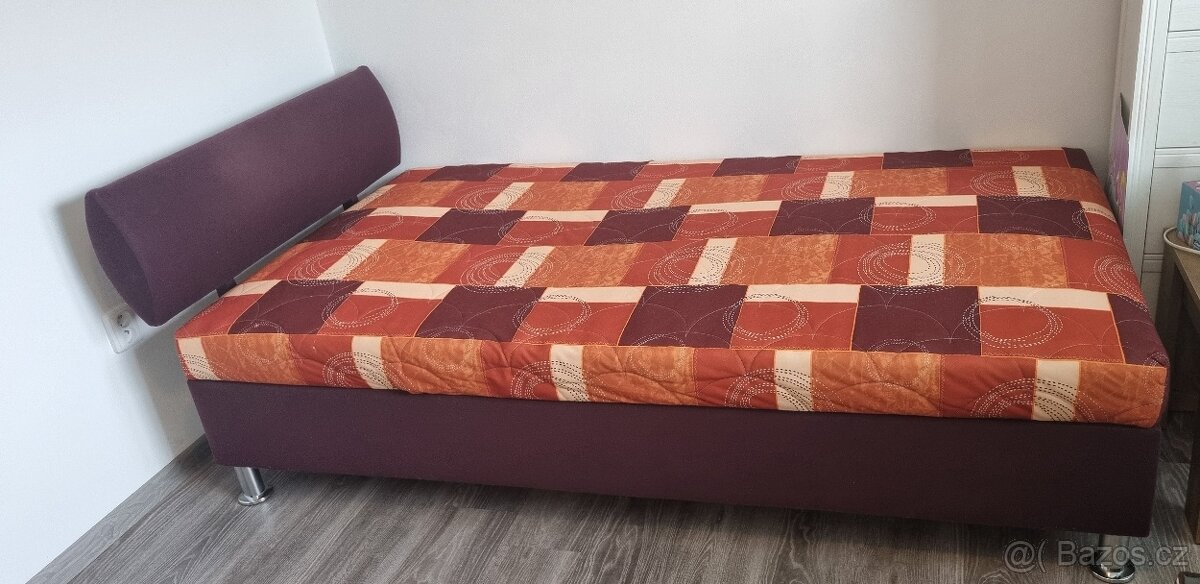 Postel s úložným prostorem