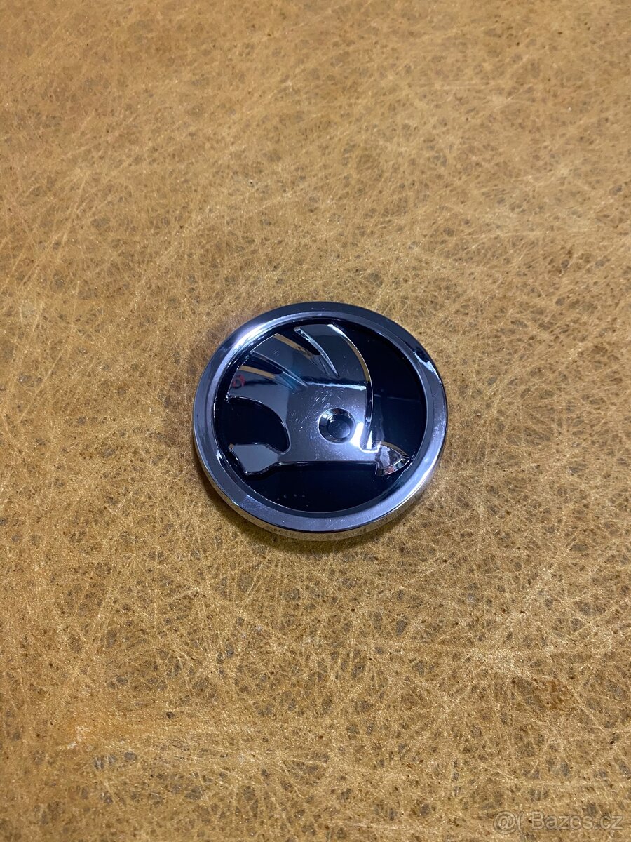 Znak Škoda stříbrno černý 80mm