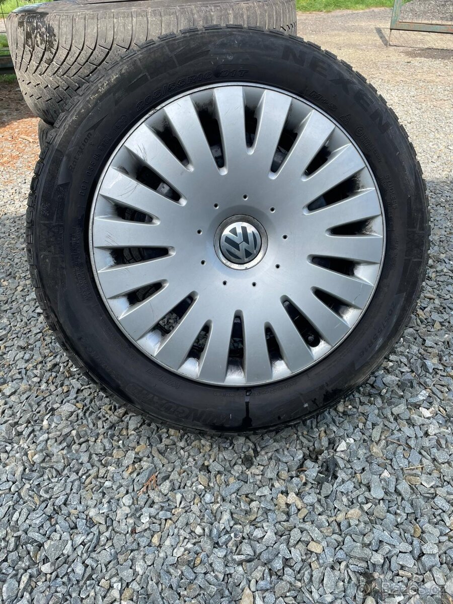 Plechové disky originál VW 5x112 - Zimní pneu 205/55 R16