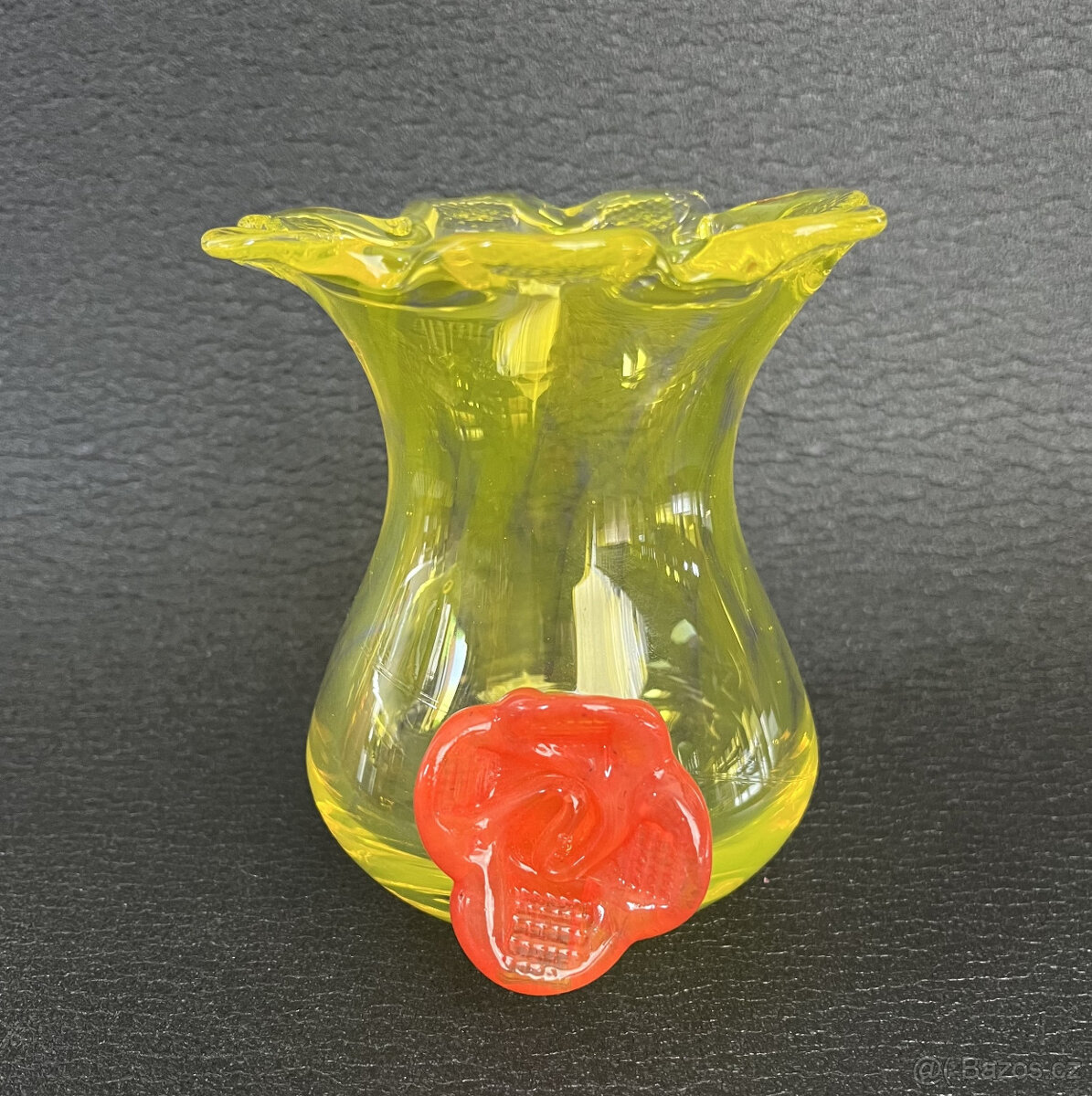 Váza 11.5 cm s nálepem, žluté brokové hutní sklo