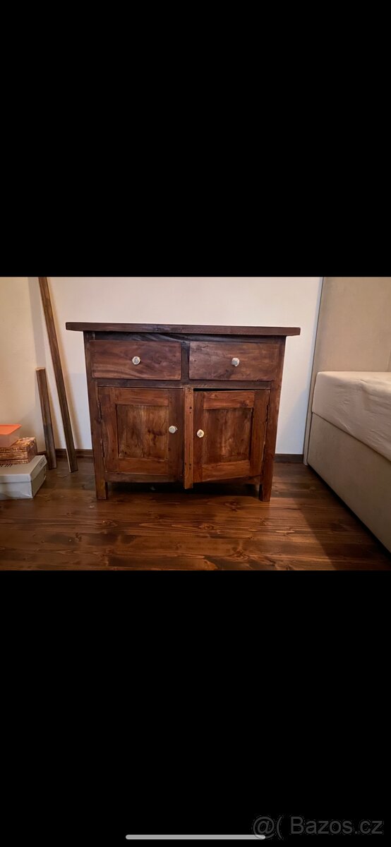 Příborník z masivního, recyklovaného dřeva
